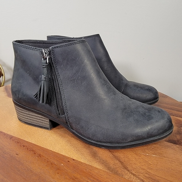 Clarks Collection Women's Black Leather Ankle Boots Size 7.5 Comfy Western Boho - Picture 3 of 14